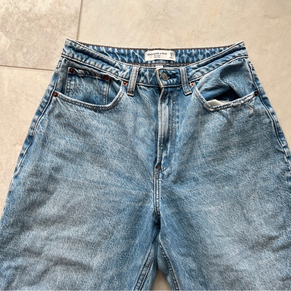 Abercrombie and Fitch High Rise Loose Jean - Picture 3 of 7
